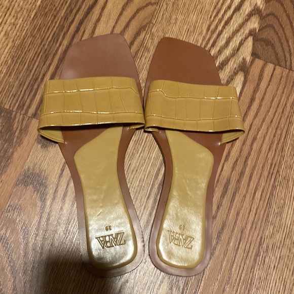 🎁Brand new never been worn Zara Casual Faux Croc Square Toe Neutral Slip On - Picture 2 of 3